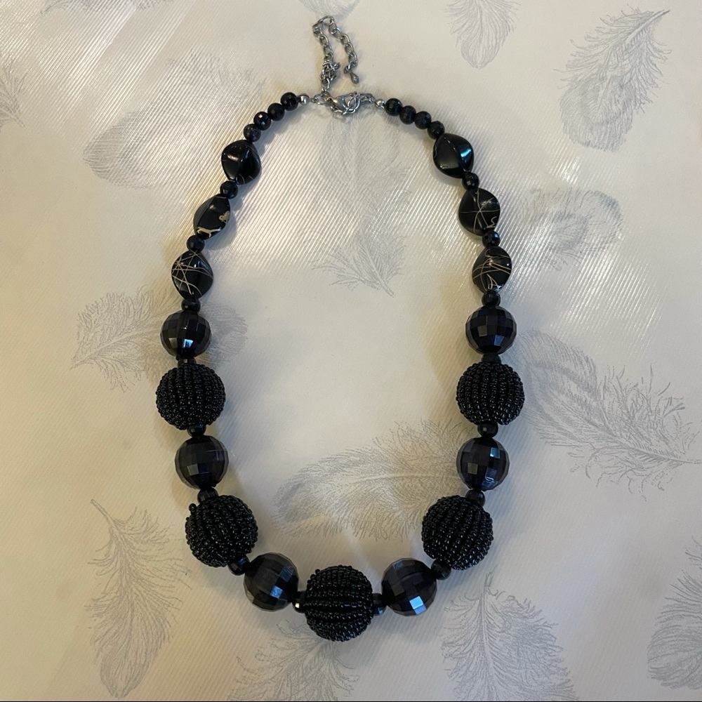 Resin necklace with gold details